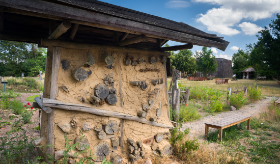 Insektenhotel im NABU Naturschutzzentrum Blumberger Mühle Foto: NABU - Sebatian Hennigs