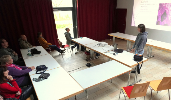 Der Abend begann mit einem Vortrag über die Welt und den Schutz der Fledermäuse. Foto: Uwe Stolzenburg