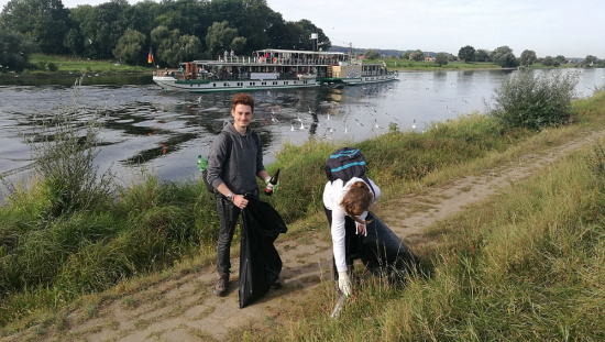 Wir beseitigen die Reste der naturinteressierten Besucher ... Foto: NABU - Lutz Hennig