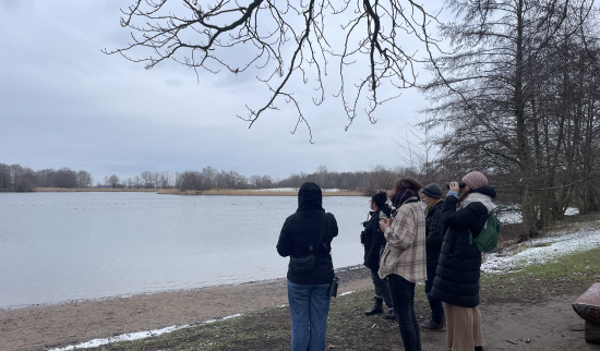 Nach einer kurzen Einführung in die Aktion der Stunde der Wintervögel wurde ein erster Blick auf den Dippelsdorfer Teich geworfen. Foto: Lotte Wilking