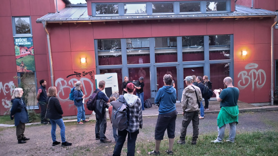 Zu Beginn wurde mit einem kurzen Vortrag in das Thema der Fledermäuse eingeführt. Foto: Anna-Lena Krawzak