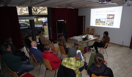 Die Pilzbegeisterten haben sich zu Vortragsbeginn im Roten Haus zusammengefunden. Foto: Uwe Stolzenburg